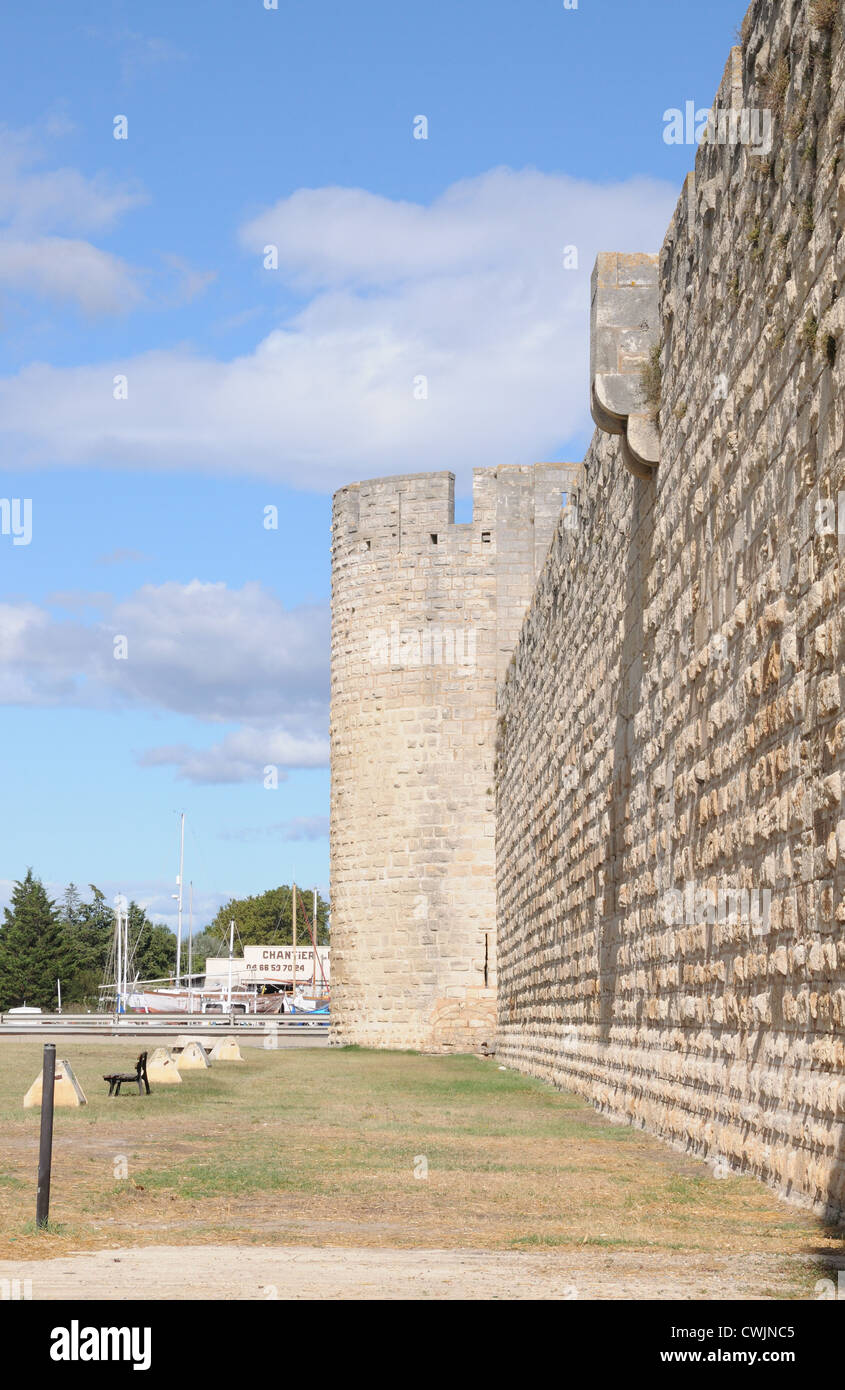 Stadtmauer Burgwall außen mittelalterliche Stadt Aigues Mortes Languedaoc-Roussillon Frankreich mit Sonnenschein und blauem Himmel Stadt Wände RAM Stockfoto