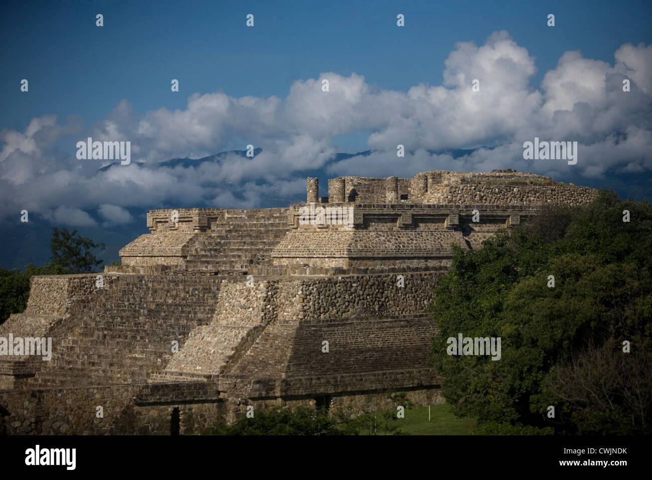 West Side Plattform von den Zapoteken Stadt von Monte Alban, Oaxaca, Mexiko, 13. Juli 2012. Stockfoto