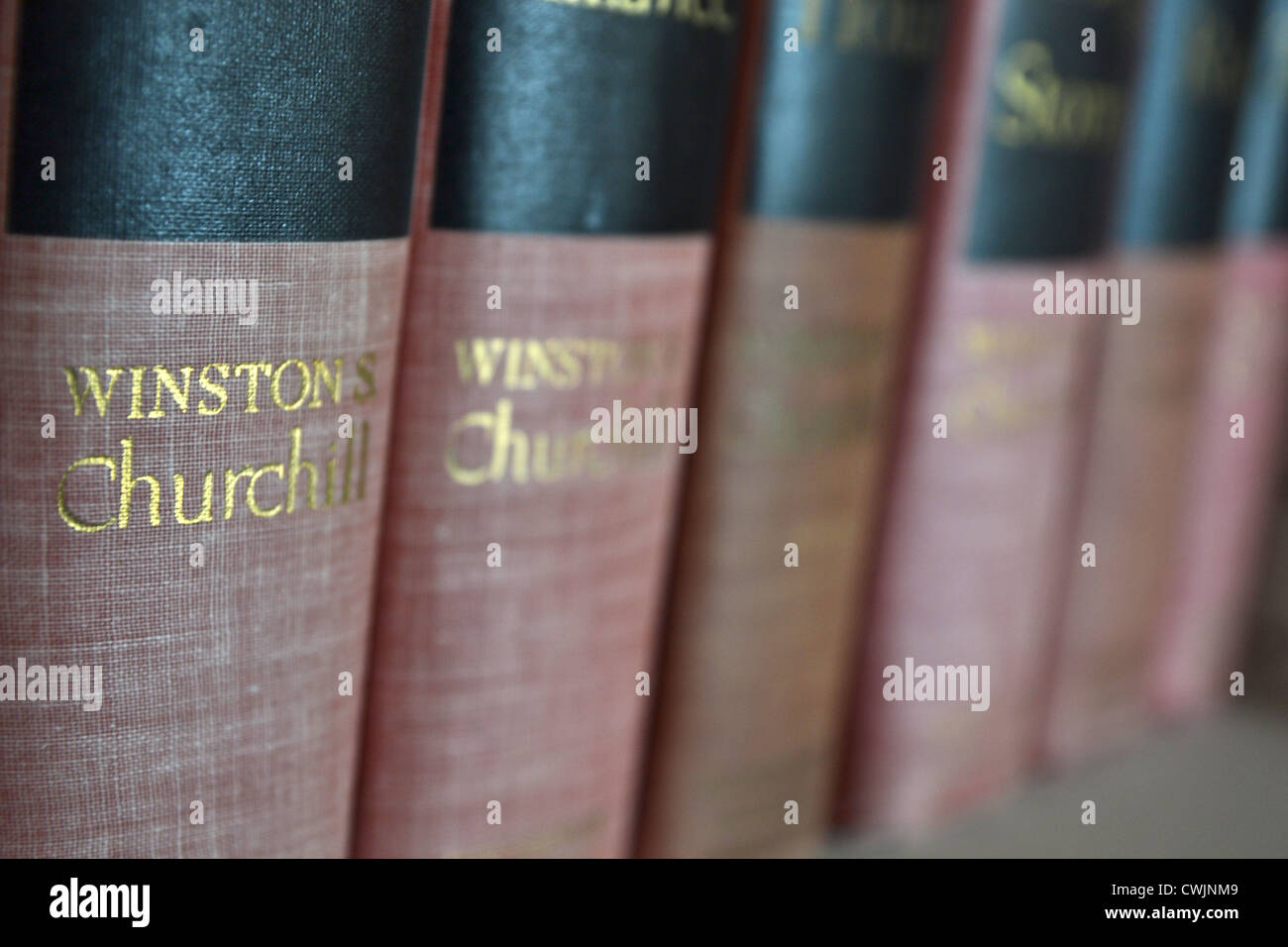 Eine Reihe von Vintage-Büchern von Winston Churchill, darunter The Hinge of Fate, The Grand Alliance, Hour, The Gathering Storm und vieles mehr. Stockfoto