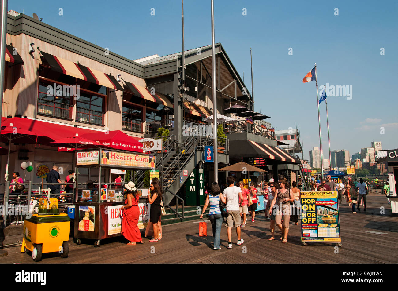 Pier 17 South Street Seaport im Financial District von Manhattan. New York City Manhattan Fastfood-Hot-dog Stockfoto