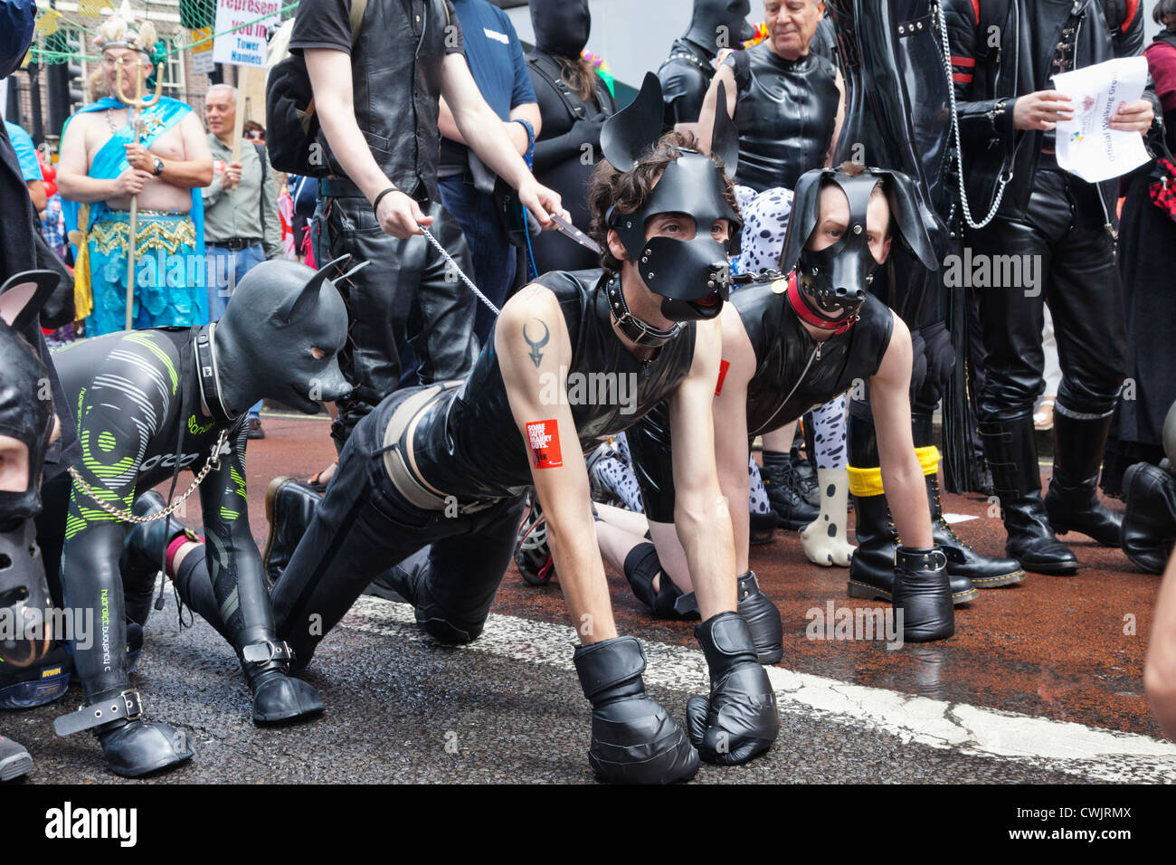 England, London, die jährliche Gay Pride Parade, Teilnehmer in Tierkostümen Leder gekleidet Stockfoto