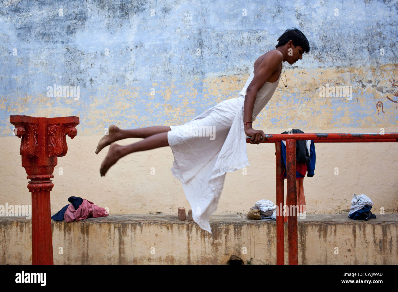 Gymnastische Übungen in der traditionellen Turnhalle am Tusli Ghat in Varanasi, Indien. Stockfoto
