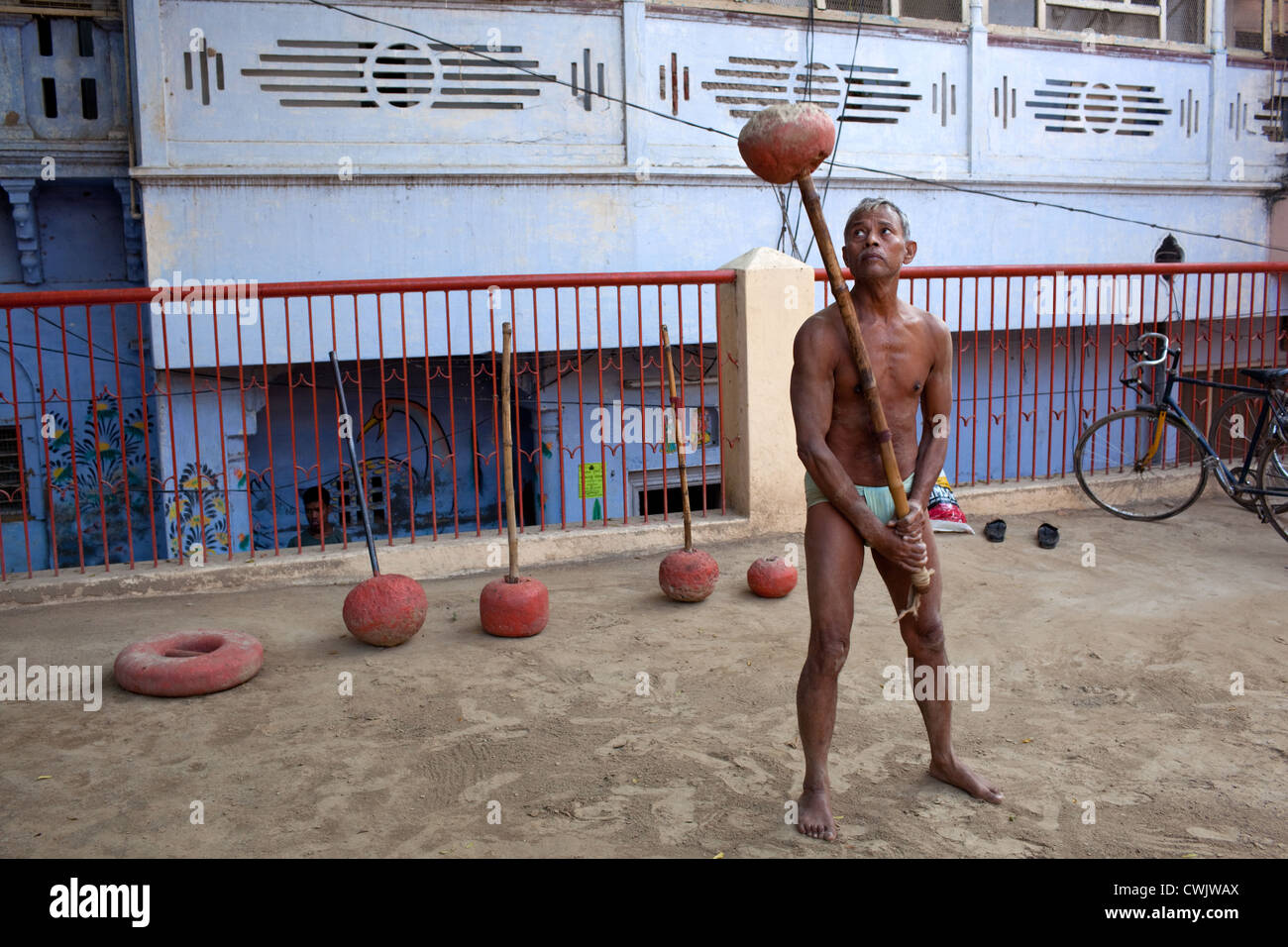 Übungen in der traditionellen Turnhalle mit Akhara (Wrestling-Arena) am Tusli Ghat in Varanasi, Indien. Stockfoto