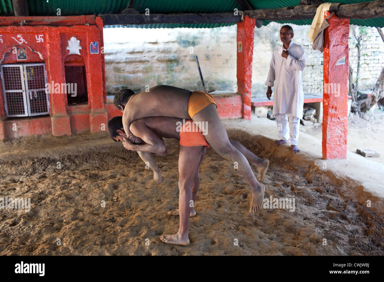 Kusthi Ausbildung in der traditionellen Turnhalle mit Akhara (Wrestling-Arena) am Tusli Ghat in Varanasi, Indien. Stockfoto