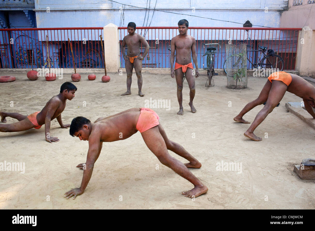 Übungen in der traditionellen Turnhalle mit Akhara (Wrestling-Arena) am Tusli Ghat in Varanasi, Indien. Stockfoto