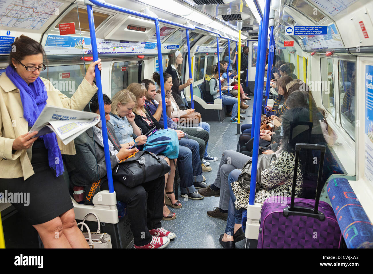 England, London, Londoner U-Bahn Fahrgäste im Zug Stockfoto