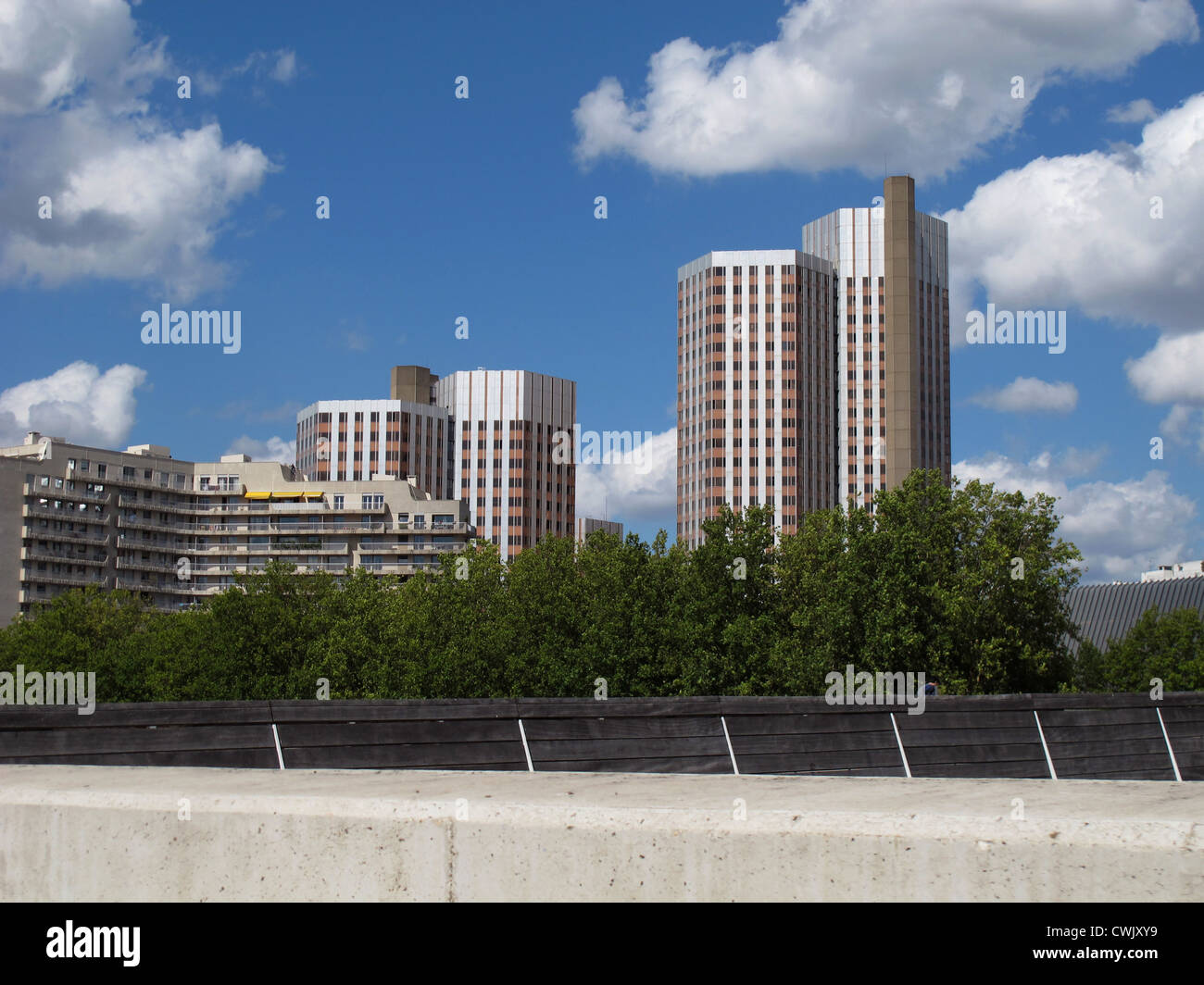 Gebäude vor Seine, Boulogne-Billancourt bei Paris, Haut-de-Seine, Frankreich Stockfoto