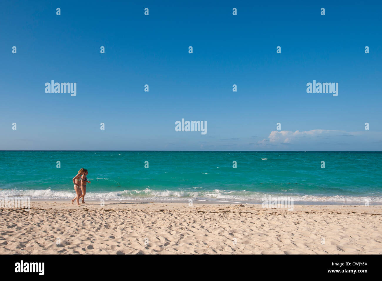 Frauen gehen am Strand Sol Cayo Santa Maria Resort, Cayo Santa Maria, Kuba. Stockfoto