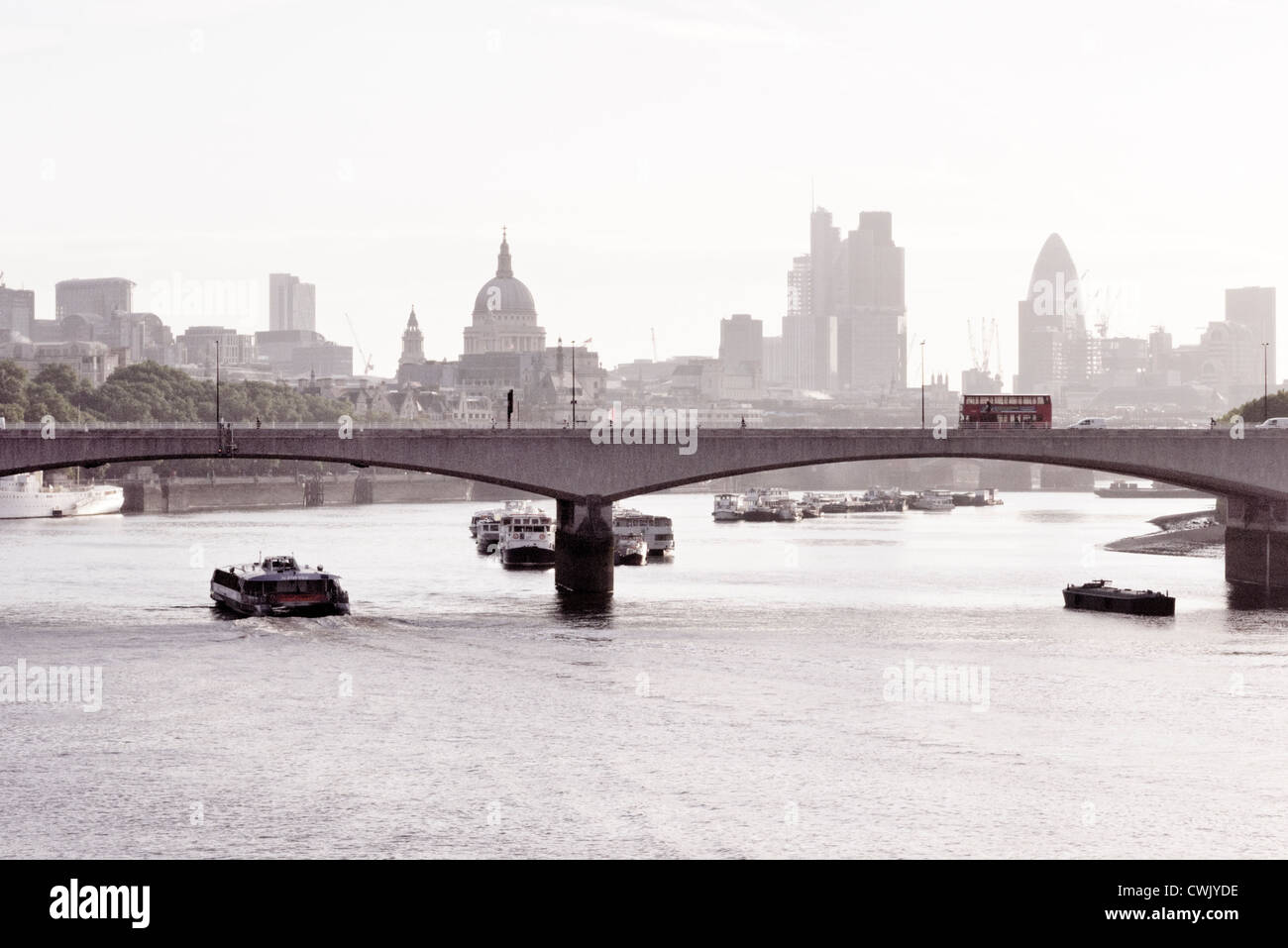 London, UK. Waterloo Bridge, St. Pauls Cathedral, Themse und London Skyline mit roten bus Stockfoto