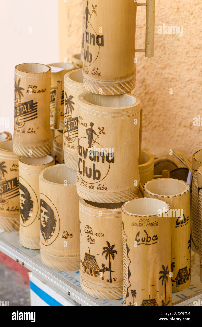 Hölzerne Tassen in Straßenmarkt, Trinidad, Kuba, UNESCO-Weltkulturerbe. Stockfoto
