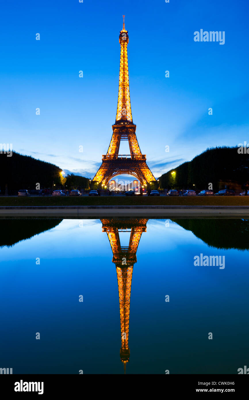 Paris Eiffelturm beleuchtet in der Nacht von den Champs de Mars Gärten spiegeln sich in einem Pool Paris Frankreich EU Europa Stockfoto