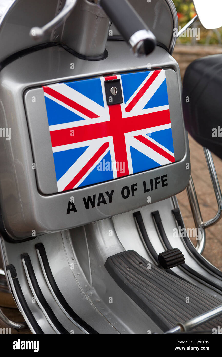 Vespa-Roller mit Union Jack und "A Way of Life" Logo-emblem Stockfoto