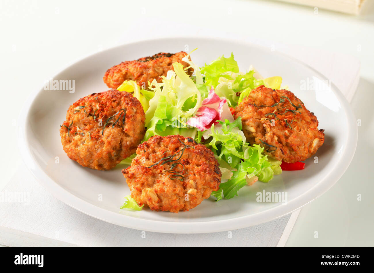 Gebratene Gemüse Burger mit grünem Salat Stockfoto