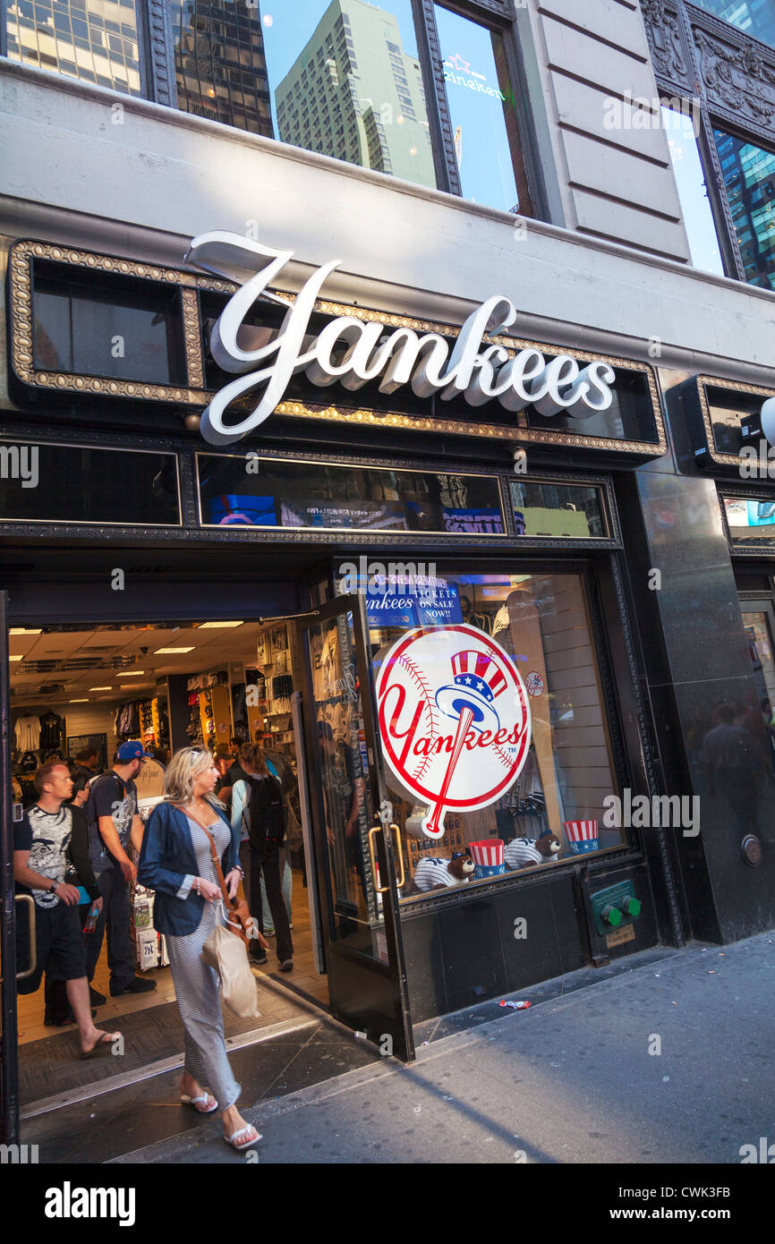 Yankees shop Exterieur in Times Square in Manhattan, New York City, New York, NY, Shopper Gebäude verlassen Stockfoto