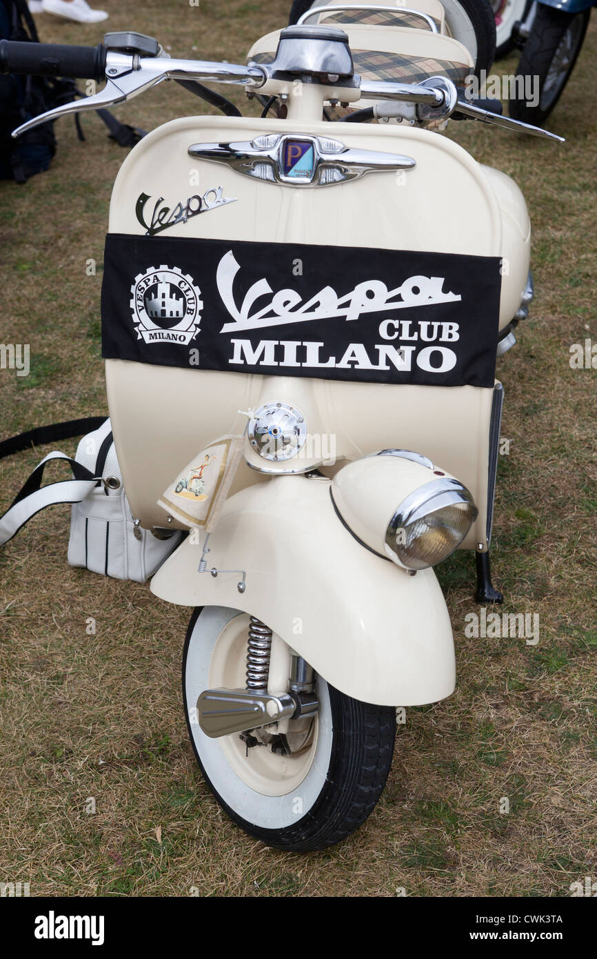 Klassische Vespa-Roller mit Milano Club Schärpe Stockfoto