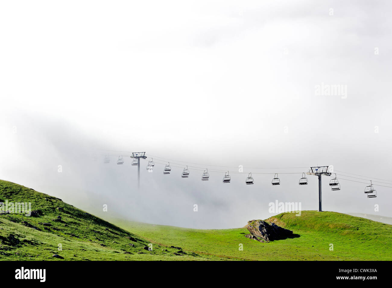 Leere Sessellift im Nebel bei Sonnenaufgang entlang der Col du Tourmalet in den Pyrenäen im Sommer, Frankreich Stockfoto