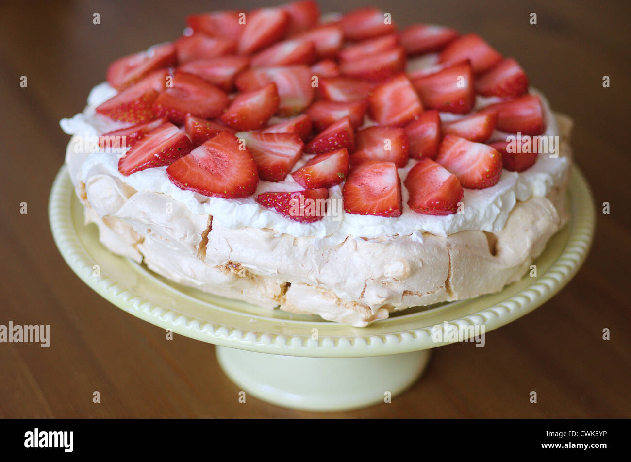 Pavlova-Dessert-Kuchen mit frischen Erdbeeren auf dem Tablett Stockfoto