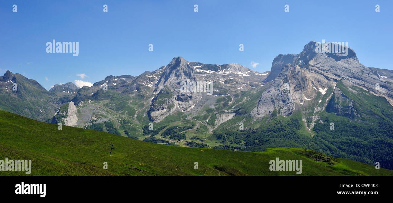 Blick über den Cirque de Gourette und das Massif du Ger gesehen vom Col d'Aubisque in den Pyrenäen, Frankreich Stockfoto