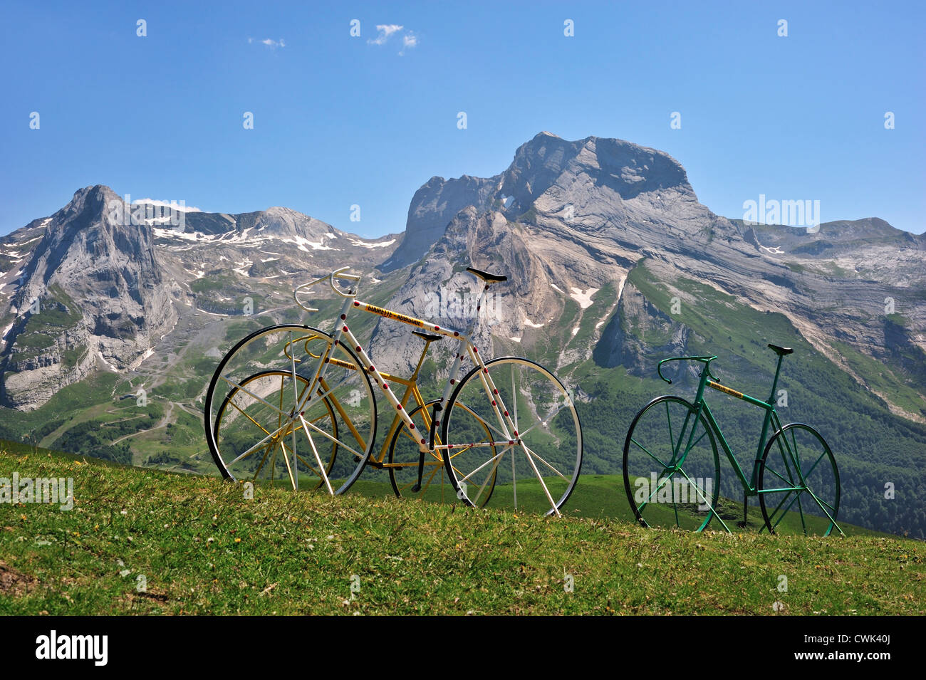 Giant Fahrrad Skulpturen am Col d'Aubisque in den Pyrenäen, Frankreich Stockfoto