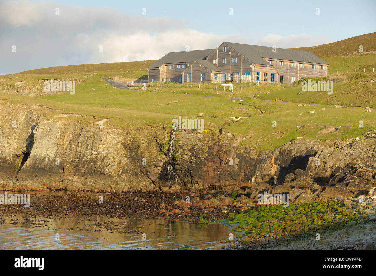 Fair Isle Bird Observatory in den Shetland-Inseln, von North Haven betrachtet. Juni 2012. Stockfoto