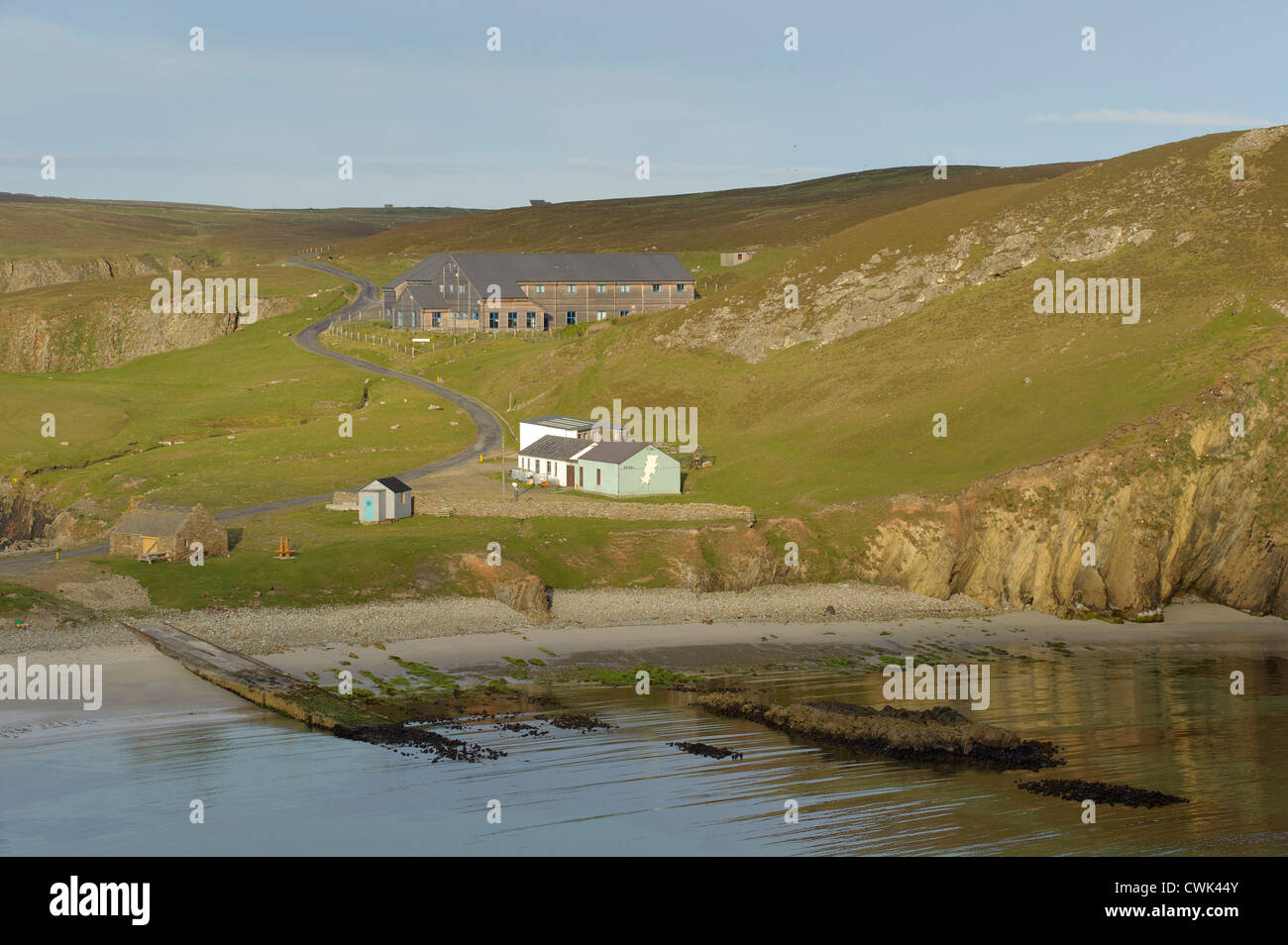 Fair Isle Bird Observatory in den Shetland-Inseln, von North Haven betrachtet. Juni 2012. Stockfoto