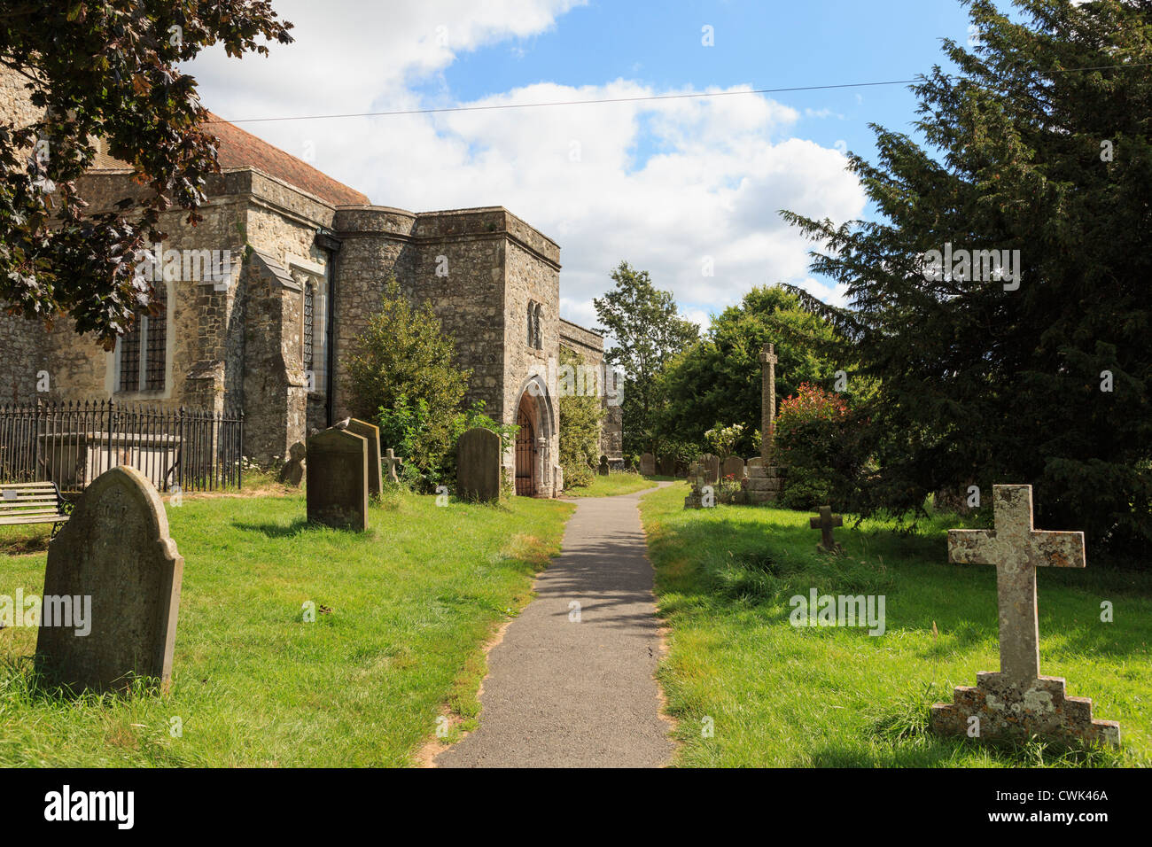Pfarrei St. Nikolaus-Kirche und Friedhof den Ruf, von zwei Geistern heimgesucht werden und in "The Darling Buds of May" UK Stockfoto
