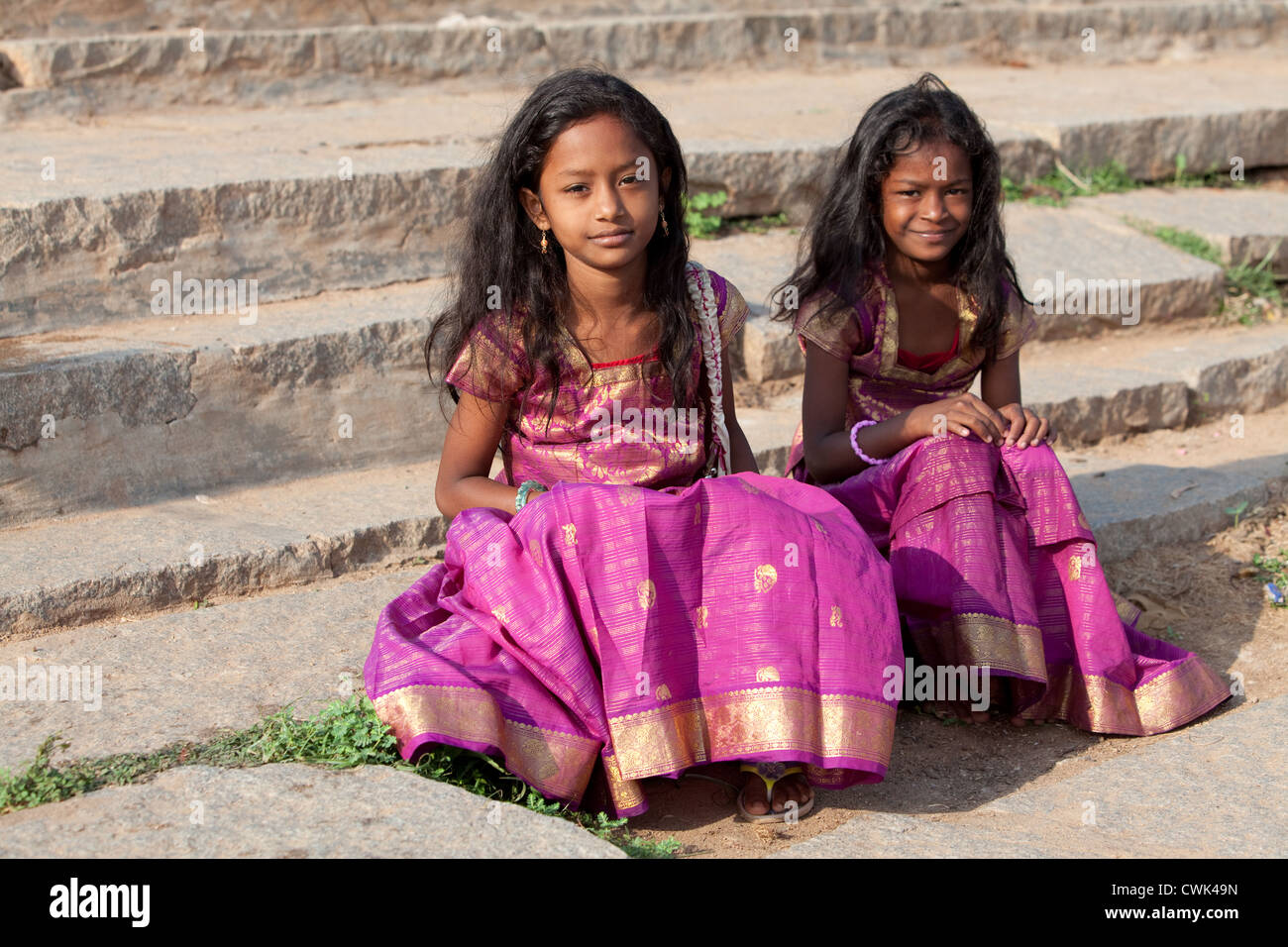 Indische Mädchen, gekleidet in feinen Kleidern auf den Stufen des Tungabhadra Fluss Stockfoto
