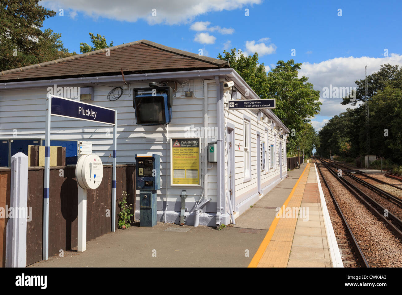 Hilfe Punkt, Zug Fahrkartenautomaten und Zeitplan Anzeige außerhalb alte hölzerne Gebäude im ländlichen Bahnhof Kent England Großbritannien Stockfoto