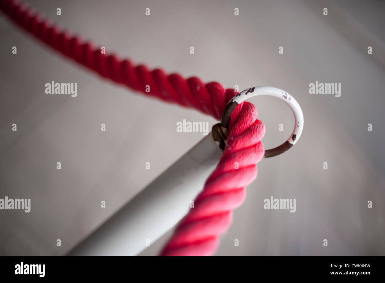 Dicke rote Seil auf eine Mahnwache aus ungebetenen Besucher auf Station Stockfoto