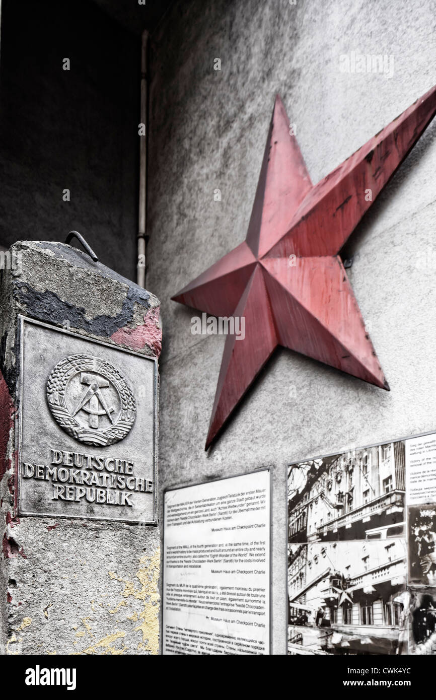 Alte Mauer-Reste am Checkpoint Charlie in der Friedrichstraße, Berlin Stockfoto