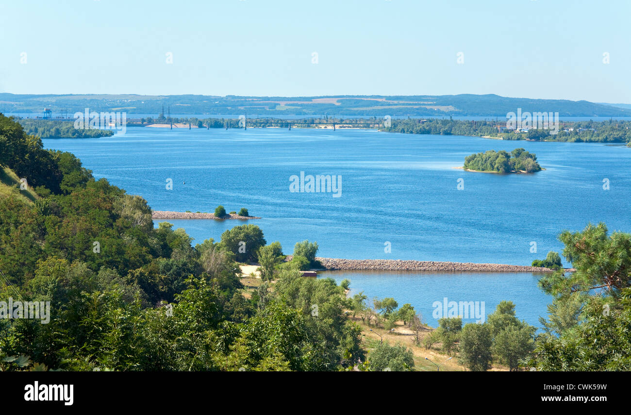 Sommer schöne Aussicht vom Hügel am Dnepr (Ukraine). Stockfoto