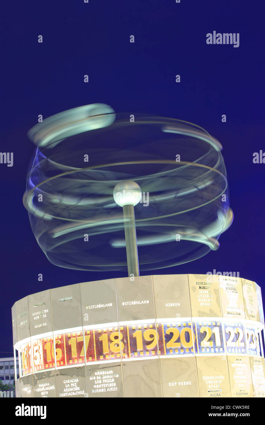 Alexanderplatz, Urania-Weltzeituhr Weltzeituhr bei Nacht Stockfoto