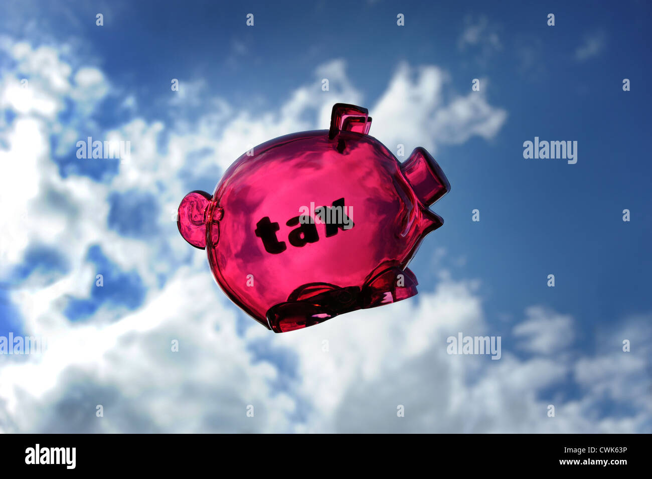 PIGGY BANK IN BLAUER HIMMEL MIT WORT "STEUER" RE EINKOMMENSSTEUER STEUERN IM INLAND REVENUE EINKOMMEN LOHN GEHALT EINSPARUNGEN INFLATION ZINSSATZ UK Stockfoto