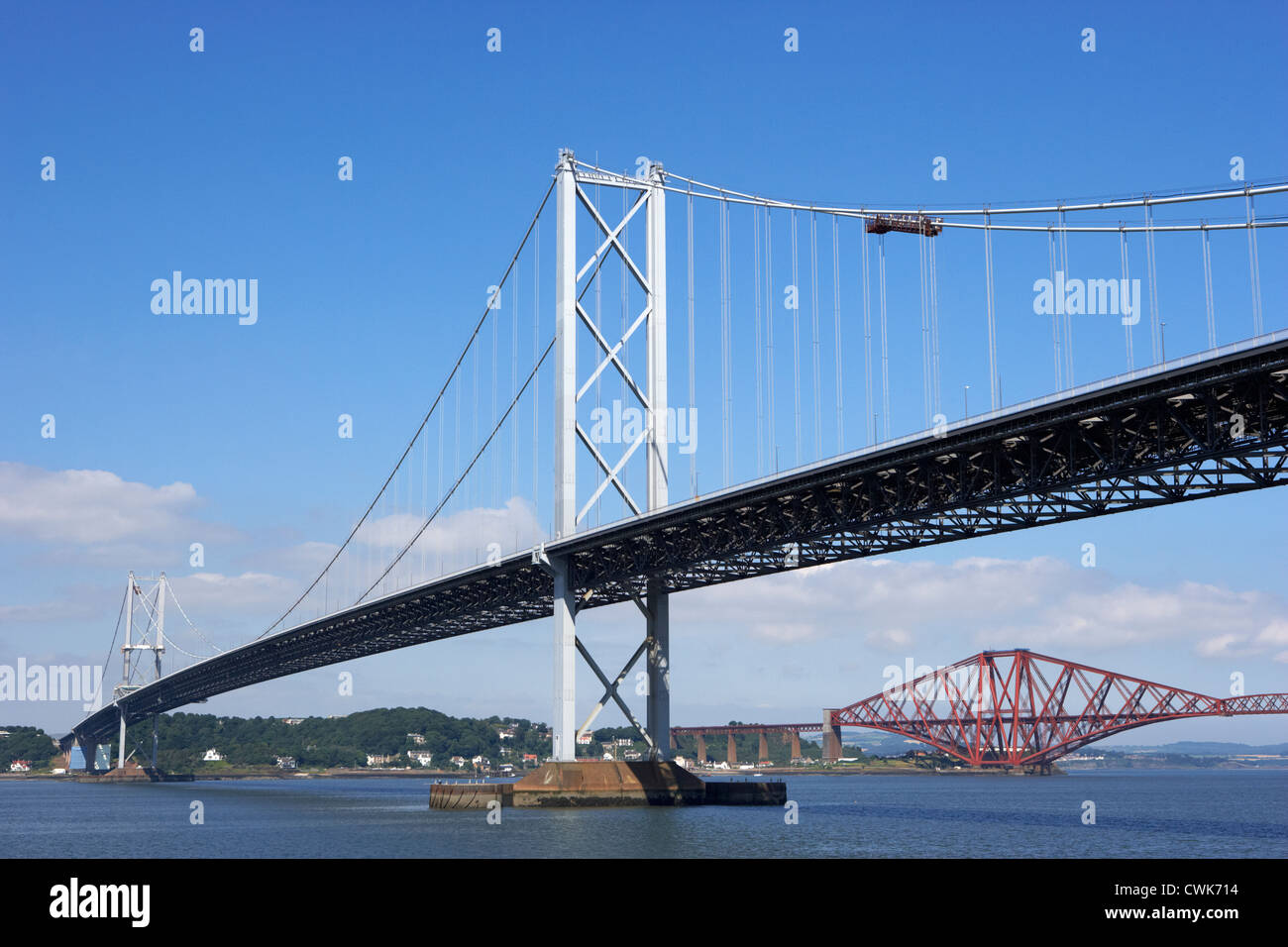 Firth von Brücken her her Straßenbrücke im Vordergrund Eisenbahnbrücke im Hintergrund Schottland Großbritannien Vereinigtes Königreich Stockfoto