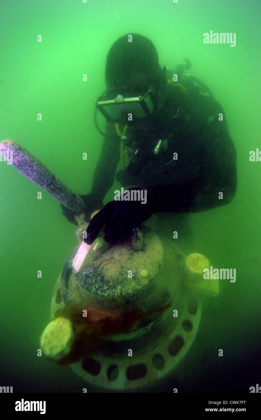 Ein Marine-Taucher entfernt den Wandler-Kopf aus eine Sonar-Boje während Tauchcenter 19. April 2012 in der Nähe von Bahrain. Stockfoto