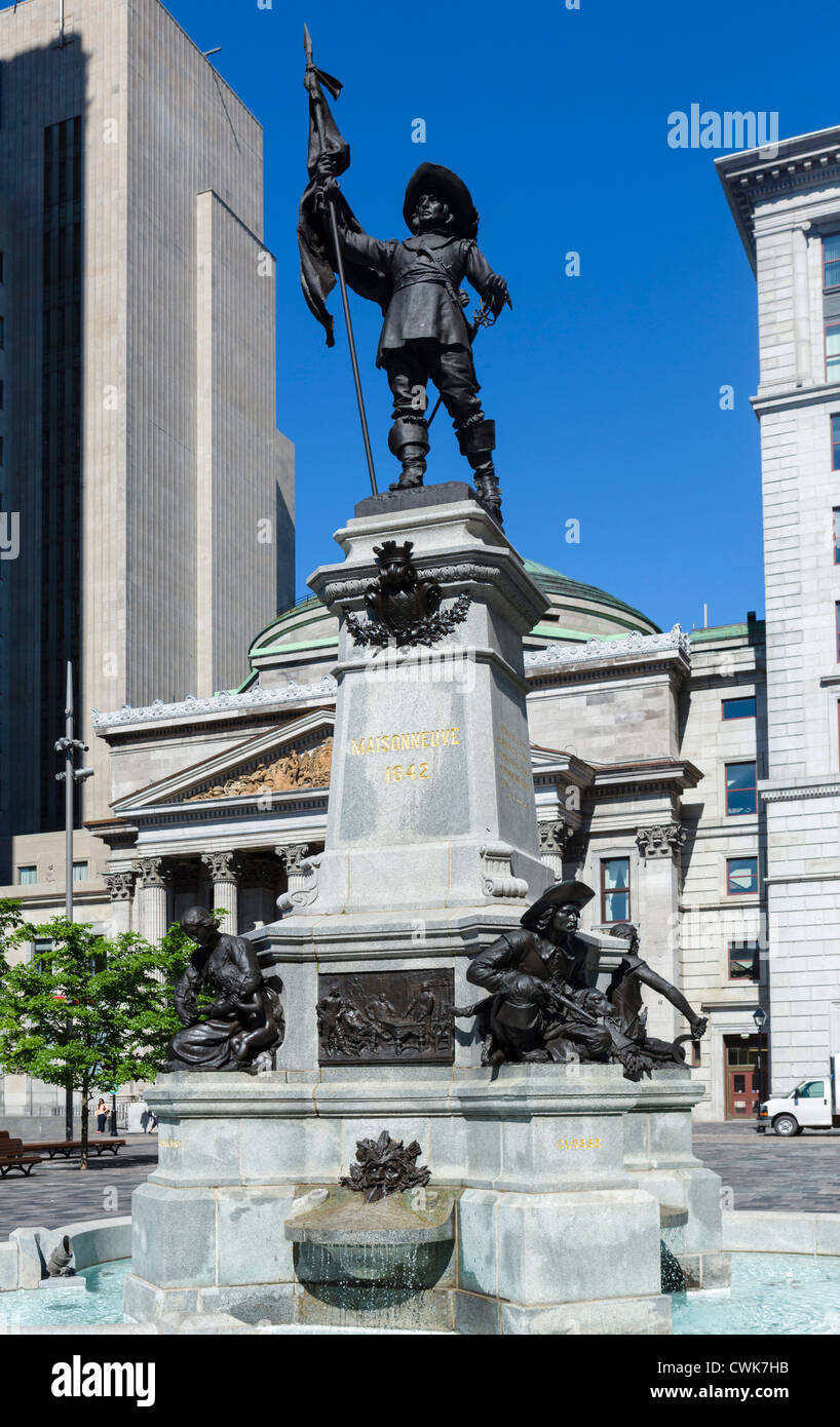 Die Maisonneuve-Denkmal mit der Bank of Montreal hinter Place d ' Armes, Vieux Montreal, Quebec, Kanada Stockfoto