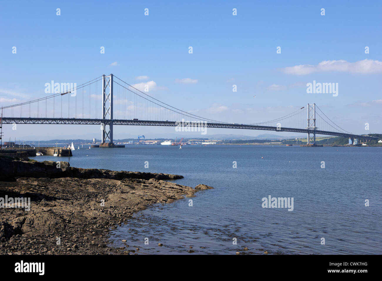 Firth von Brücken her her Straßenbrücke im Vordergrund Eisenbahnbrücke im Hintergrund Schottland Großbritannien Vereinigtes Königreich Stockfoto