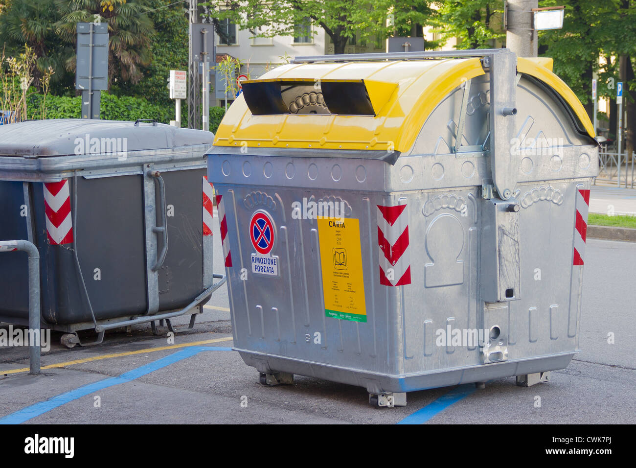 die Metall-Container für Müll auf der Straße in Italien Stockfoto