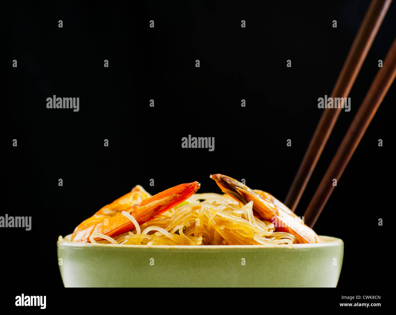 Pansit Bihon, ein Filipino Nudelgericht auf schwarzem Hintergrund Stockfoto