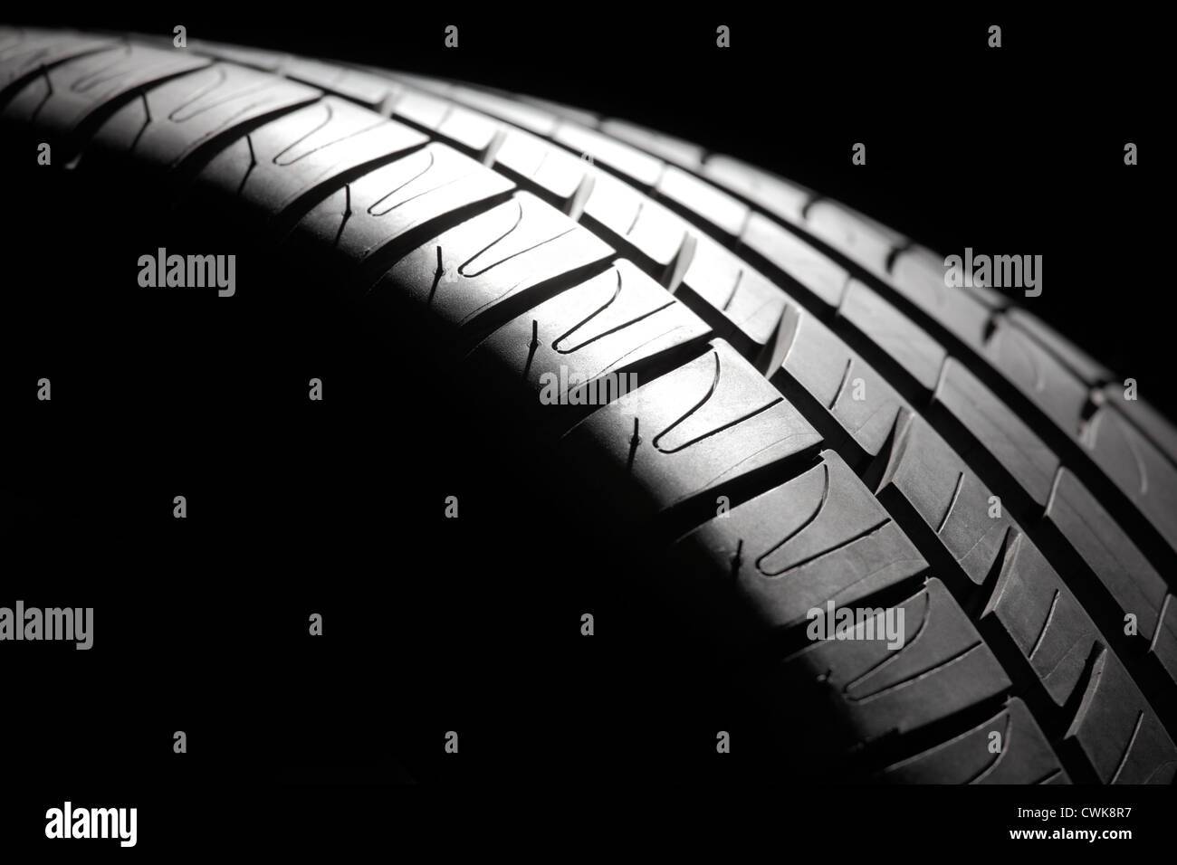 Moderne Hochleistungs-Sport Sommer Reifen close-up in einem niedrigen Schlüssel. Studio gedreht. Stockfoto