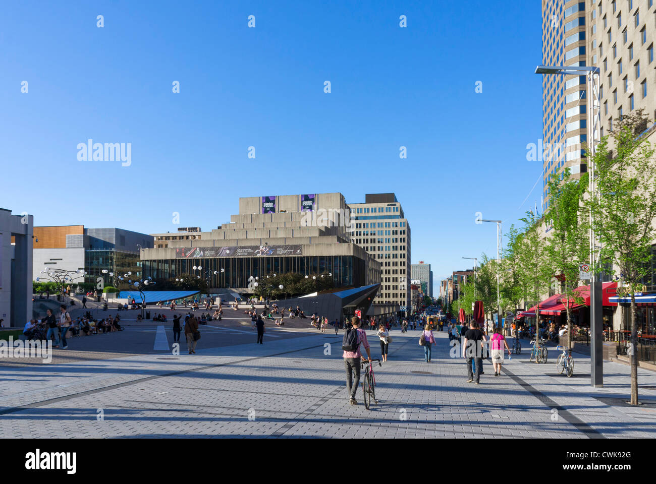 Die Place des Arts mit Blick auf die Maisonneuve Theater, Quartier des Spectacles, Montreal, Quebec, Kanada Stockfoto