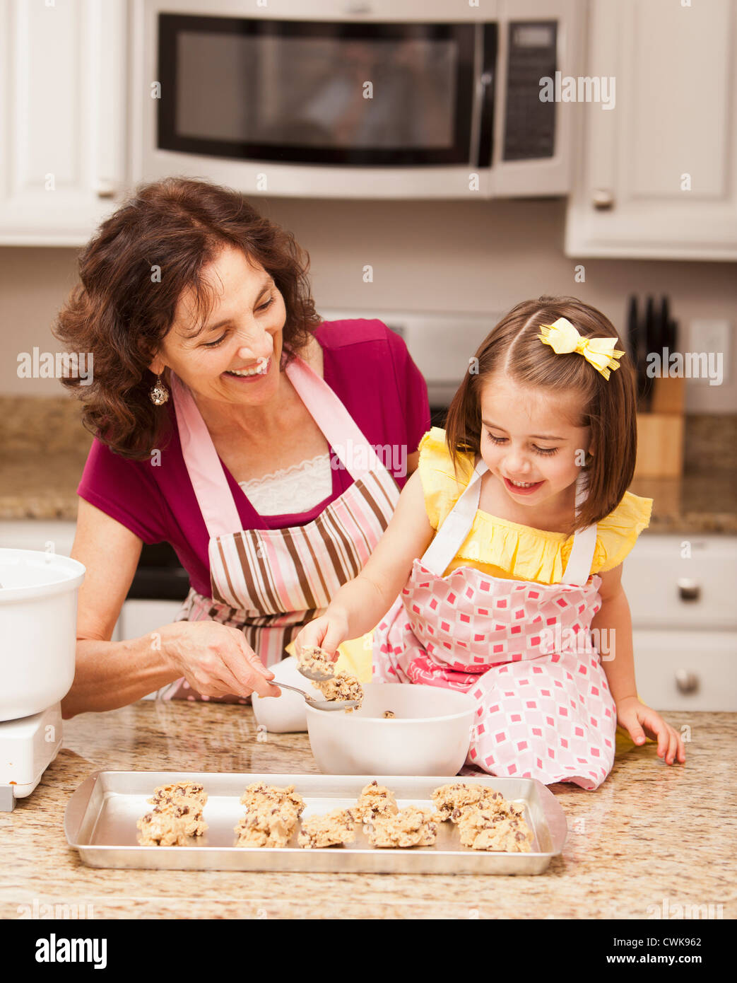 Kaukasische Großmutter und Enkelin Kekse backen Stockfoto