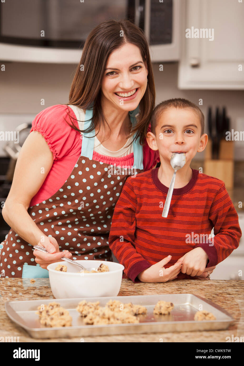 Kaukasische Mutter und Sohn Kekse backen Stockfoto