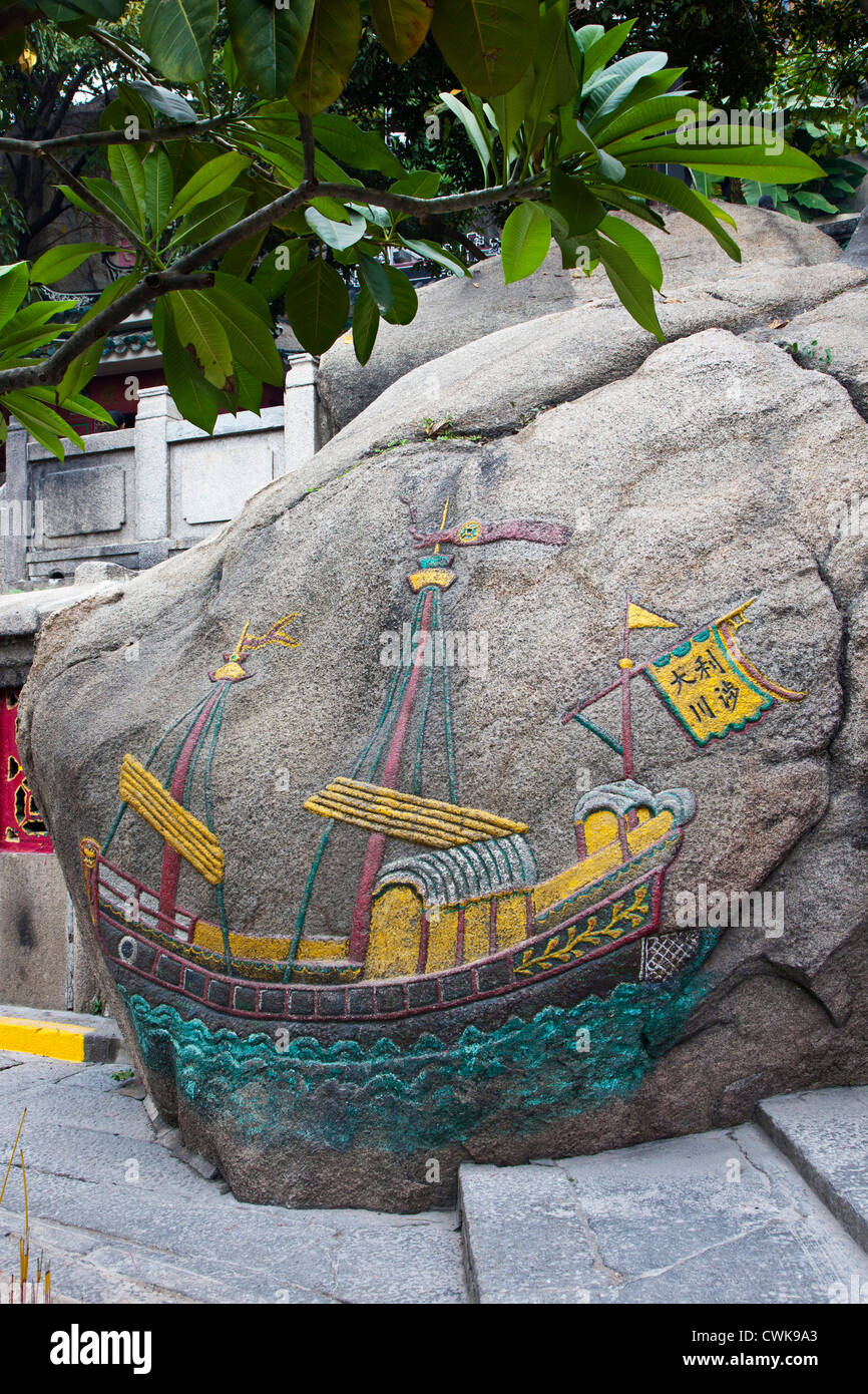 Asien, China, Macau. Geschnitzte Malerei eines Schiffes auf dem Gelände des A-Ma-Tempel, der älteste Tempel in Macau. Stockfoto