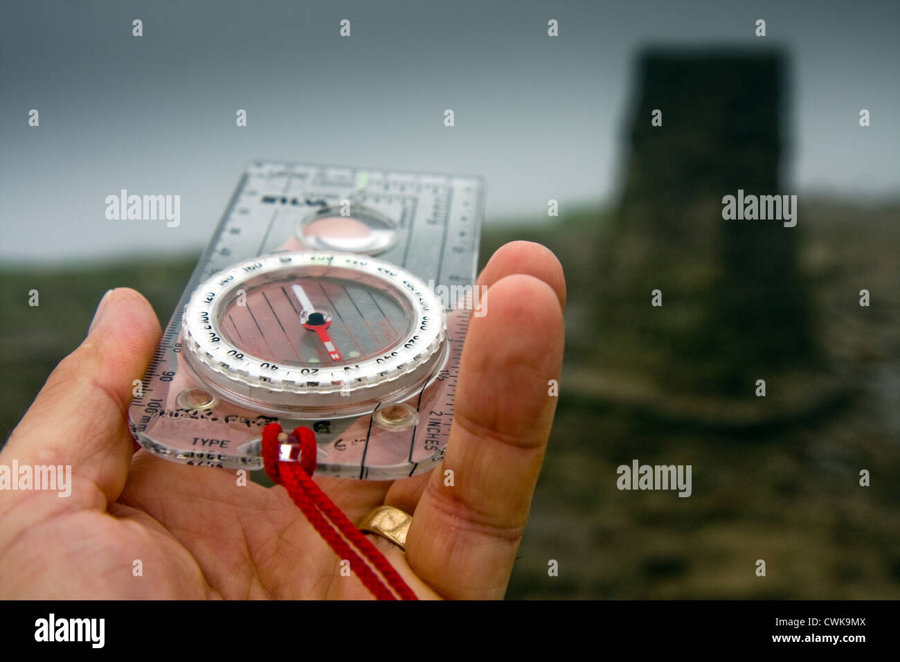 Verwenden einen magnetischen Kompass navigieren auf Pen-y-Gent in Yorkshire Dales Stockfoto