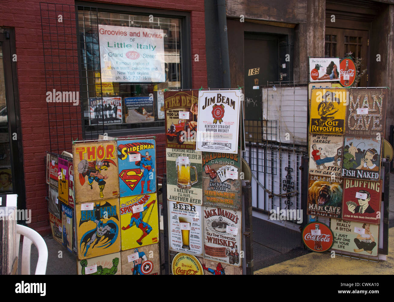 Einen Laden mit Fotos von Prominenten und Illustrationen von Superhelden in Little Italy in New York City Stockfoto