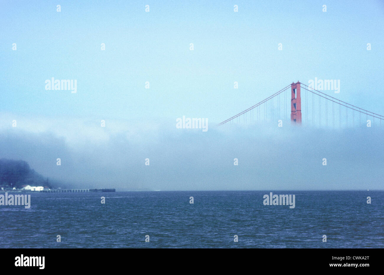 In Nebel bedeckt teilweise die Golden Gate Bridge in San Francisco. Stockfoto