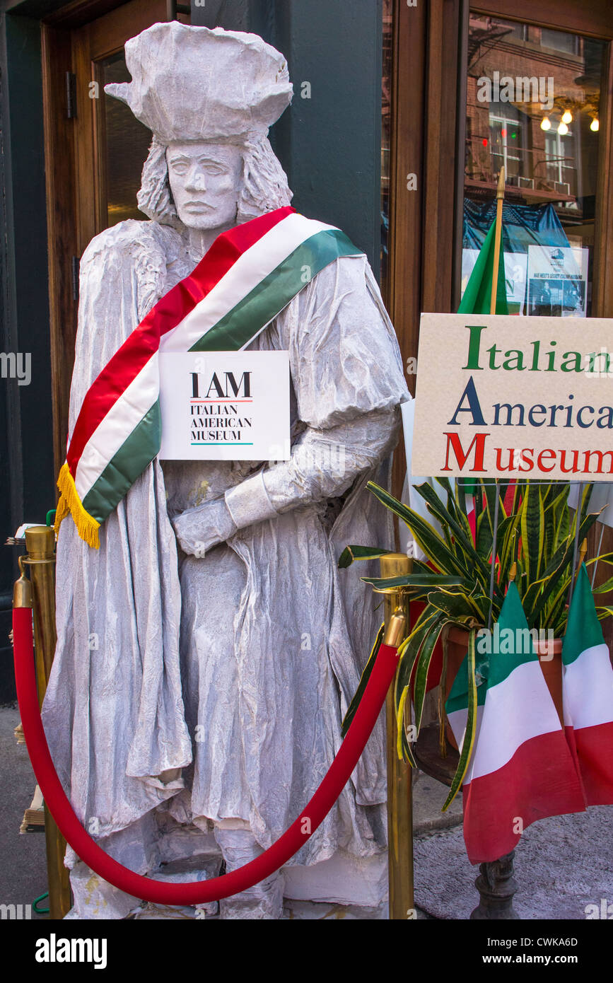Statue von Kolumbus außerhalb des italienisch-amerikanisch-Museums in Little Italy in New York City Stockfoto