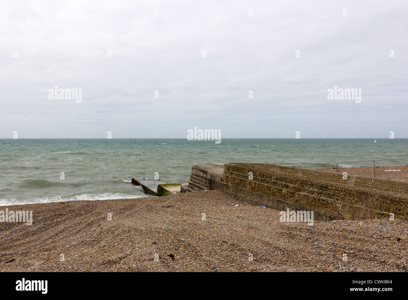Brighton Strand Buhne, den Wasserfluss unterbricht um Erosion zu reduzieren Stockfoto