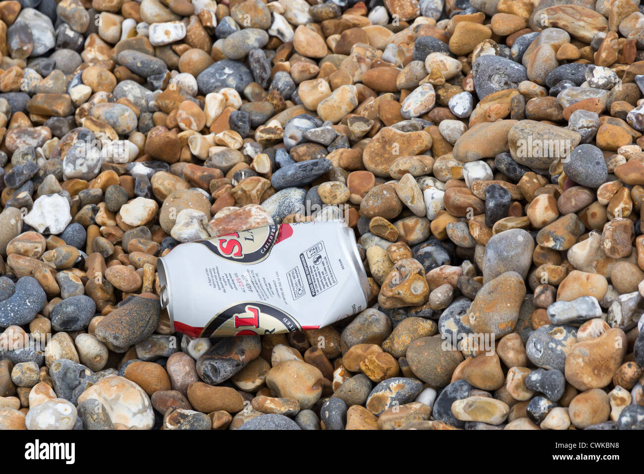 Müll am Strand. Eine zerkleinerte Bär can.on Brighton beach Stockfoto